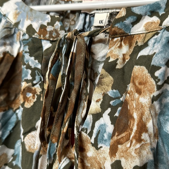 andree by unit 1X v neck with tie closure long balloon sleeve blouse - Picture 6 of 7